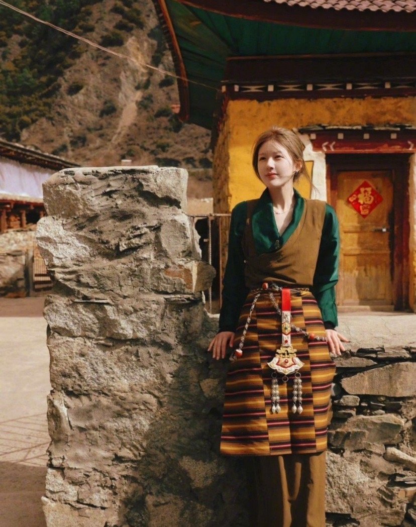 赵露思新综艺揭秘在最新综艺中，赵露思的表现简直让人又笑又心疼！心理师犀利点评，揭