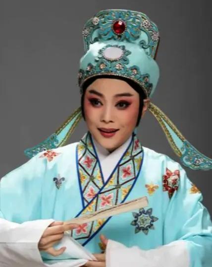 方圆天地，为头条联友对联：
寻花问柳非君子，
作对吟诗是秀才。