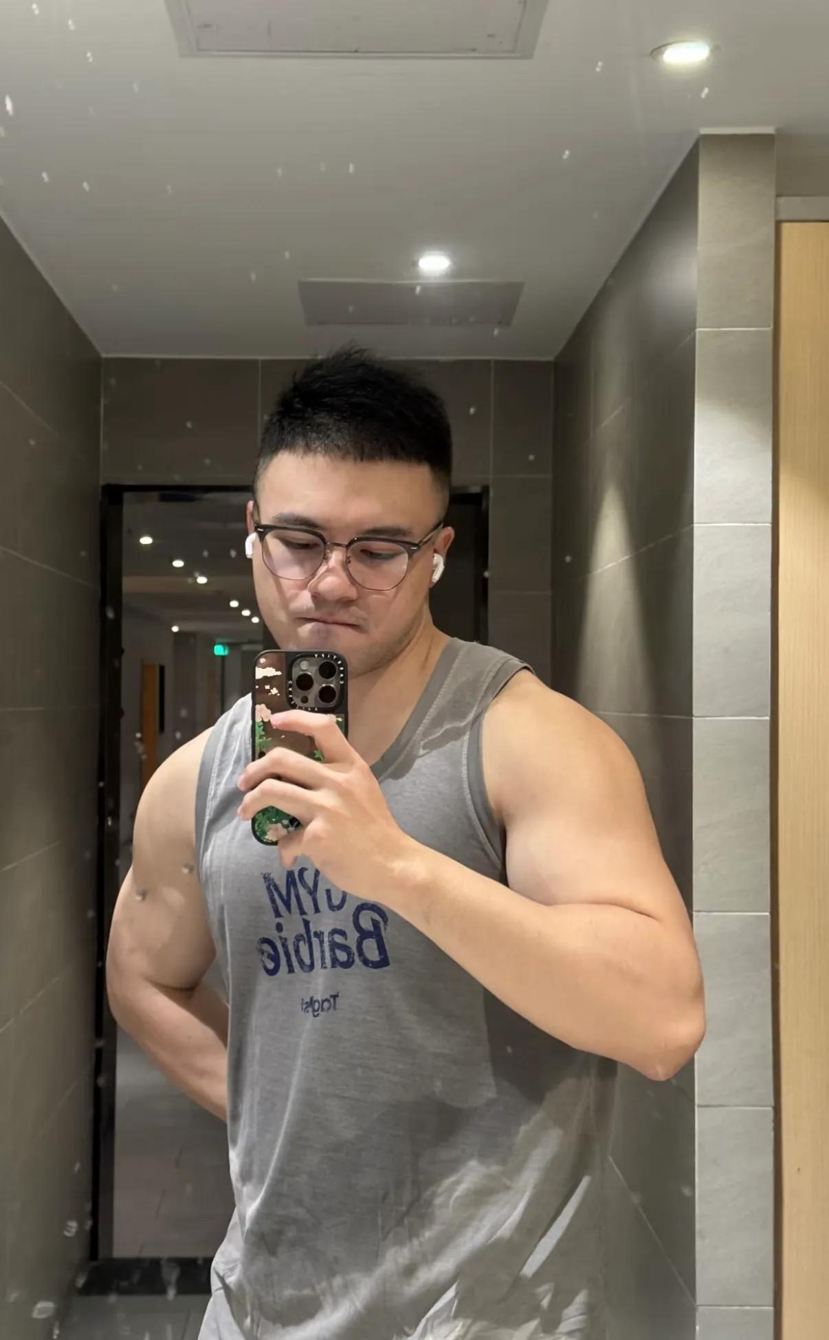 健身房自拍，展现我的完美身材！💪🏋️‍♂️