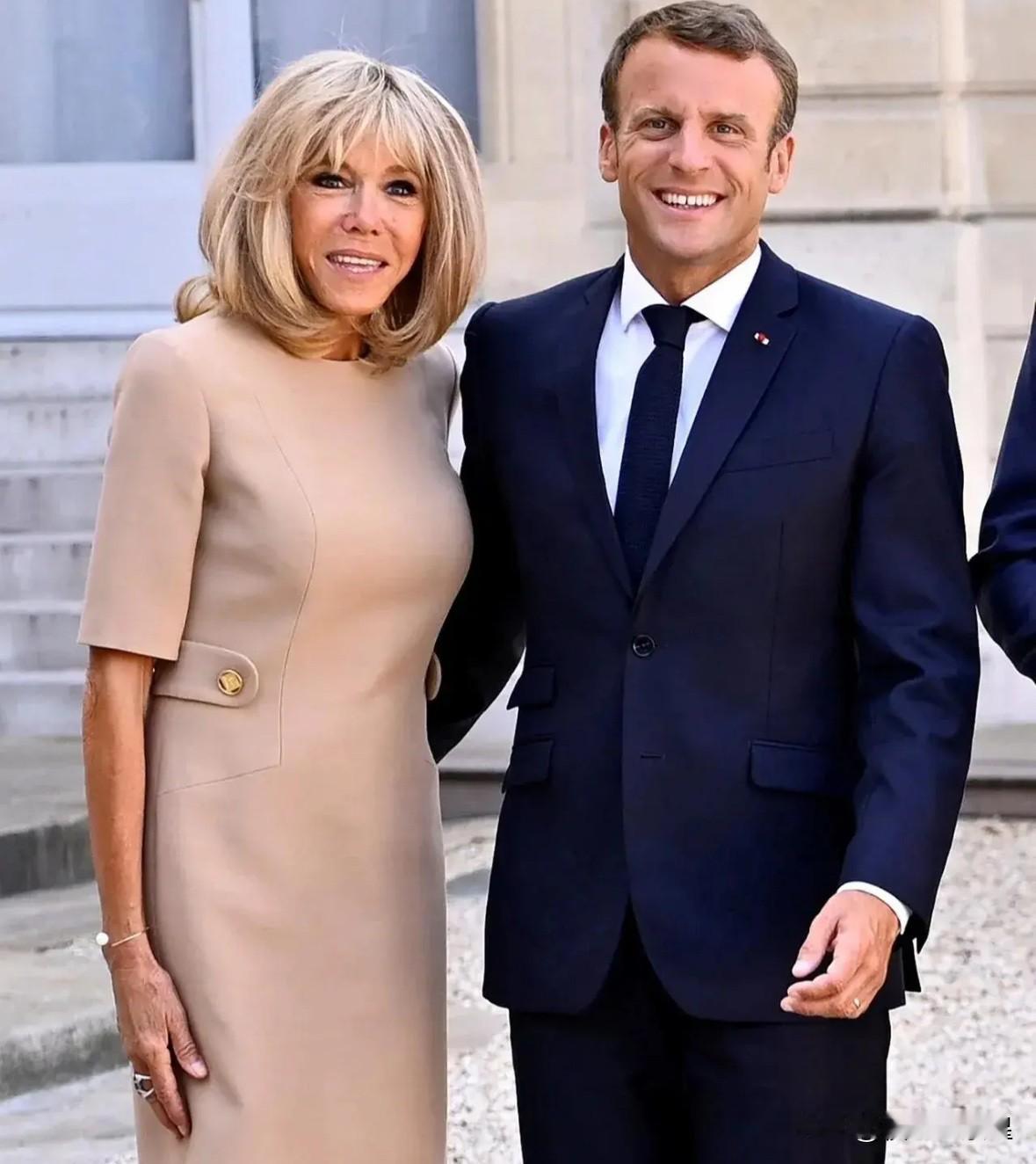 时光淬炼的灵魂伴侣：马克龙与布丽吉特的爱情寓言
周末下午茶时，闺蜜突然指着手机上