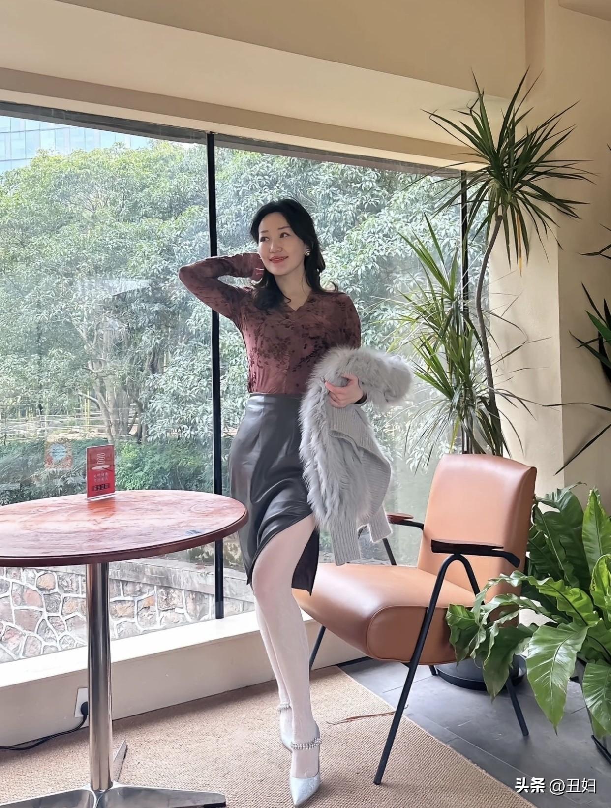 如何穿搭才能展现气质和高贵?材质要好，丝绸、羊毛等质感佳。