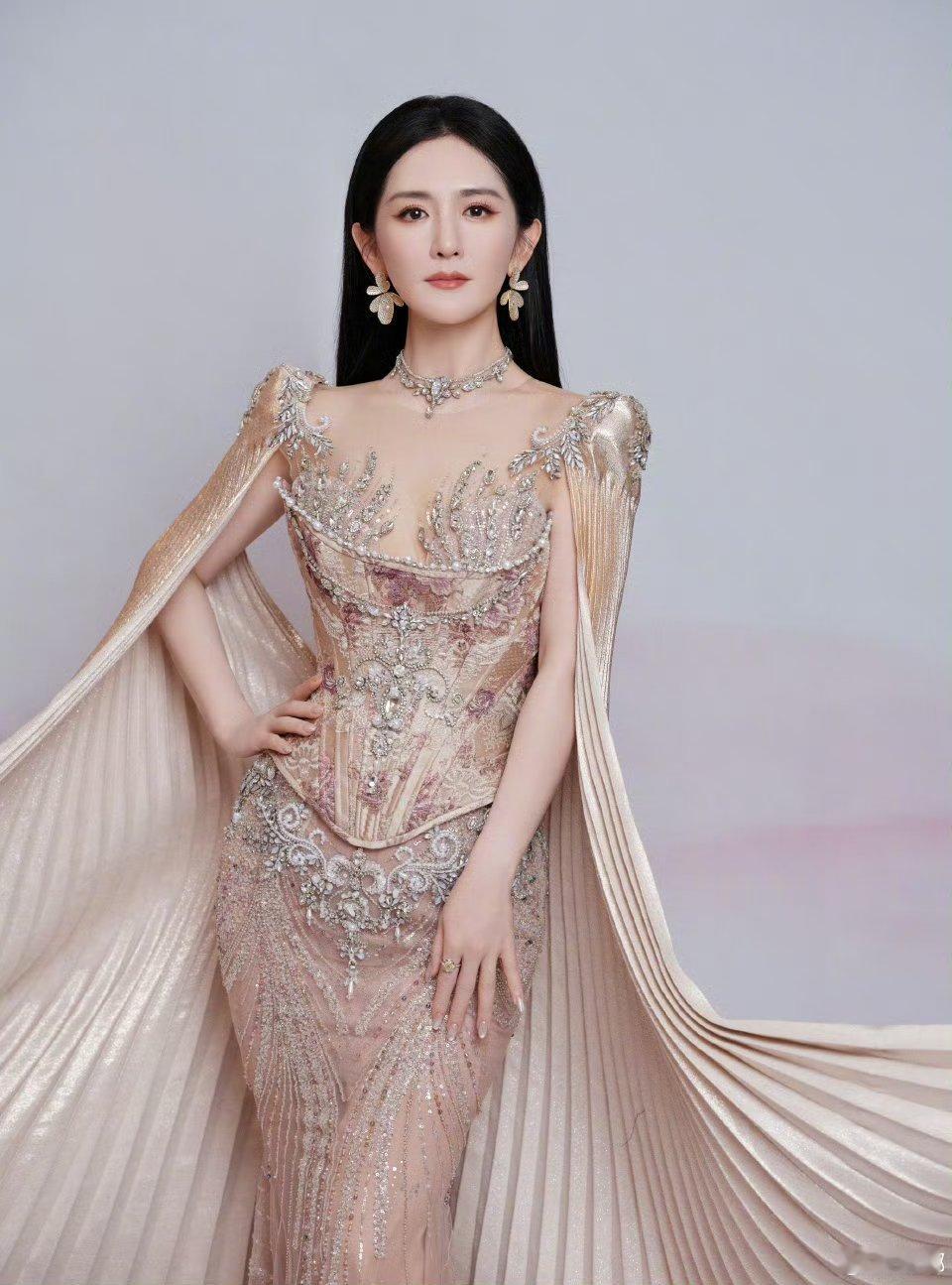 谢娜回应早期艺名谢娜回应早期艺名叫叶子：是叶子也是太阳女神！叶子向阳而生，一路蜕