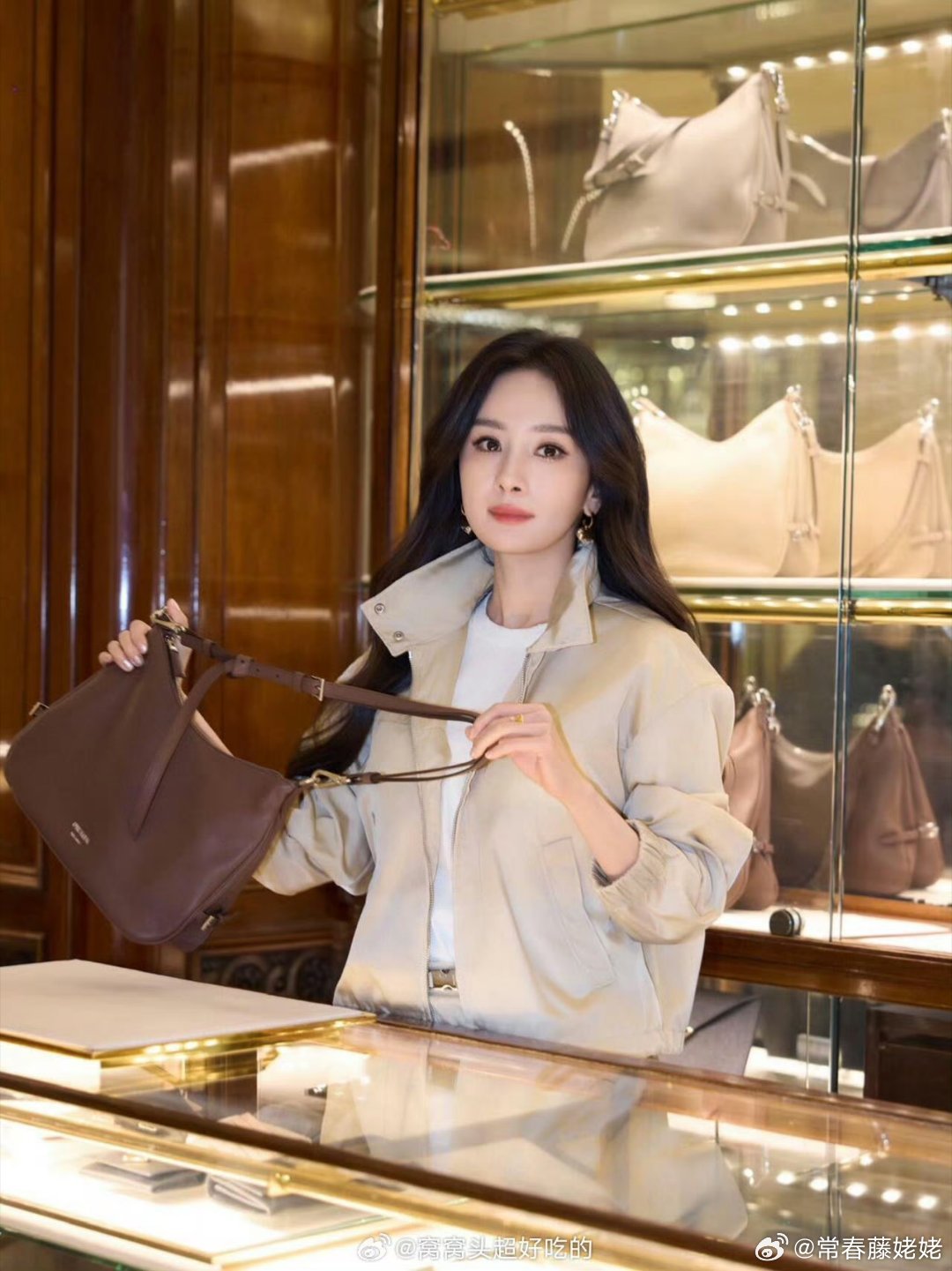 Prada代言人杨幂  Prada官微发的杨幂探店，还有超奢华的珠宝，真是很美的