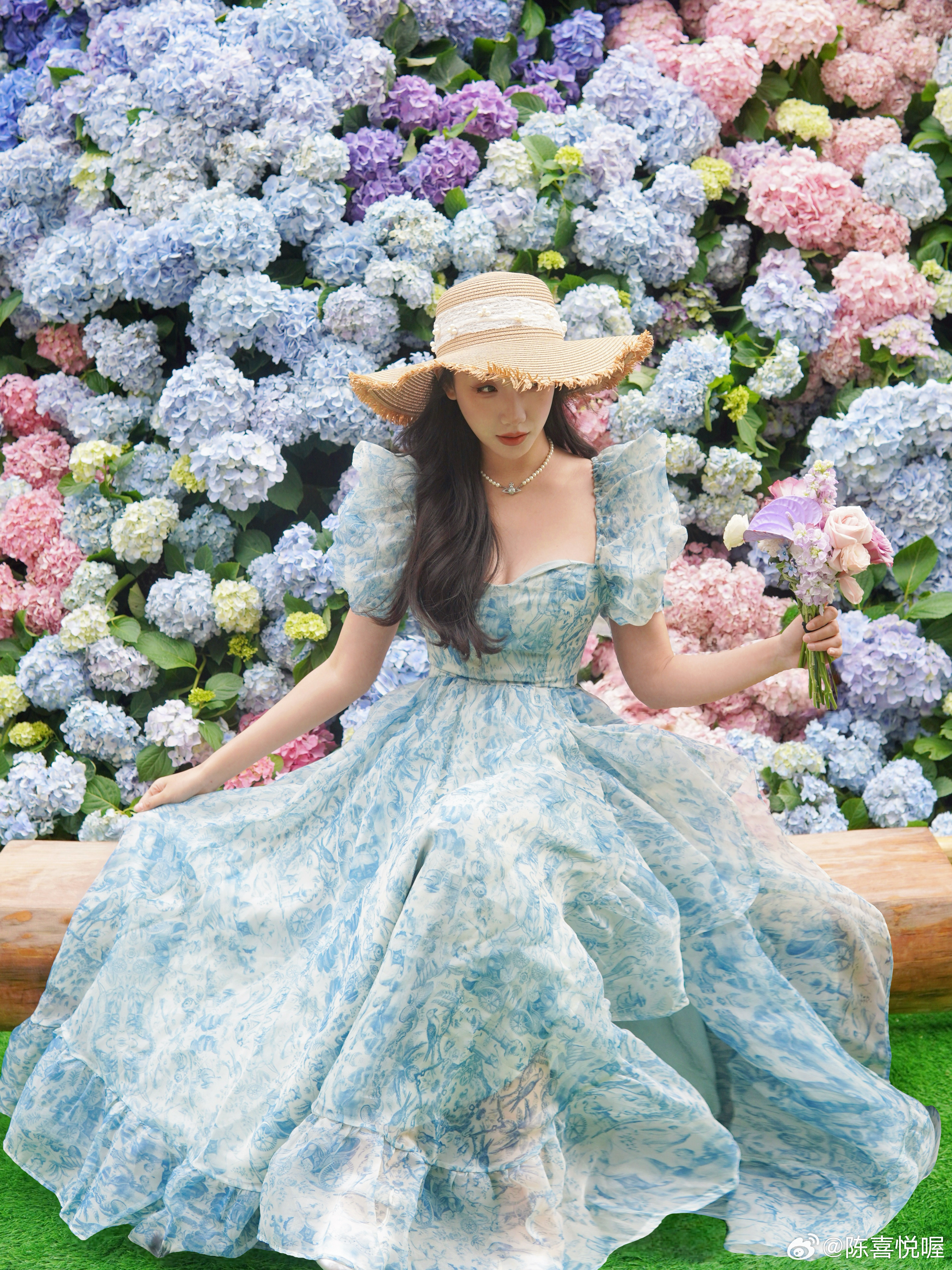 苏州刘亦菲们👀苏州绣球花海打卡✅终于来龙湖苏州狮山天街的绣球花园啦！全部都是真