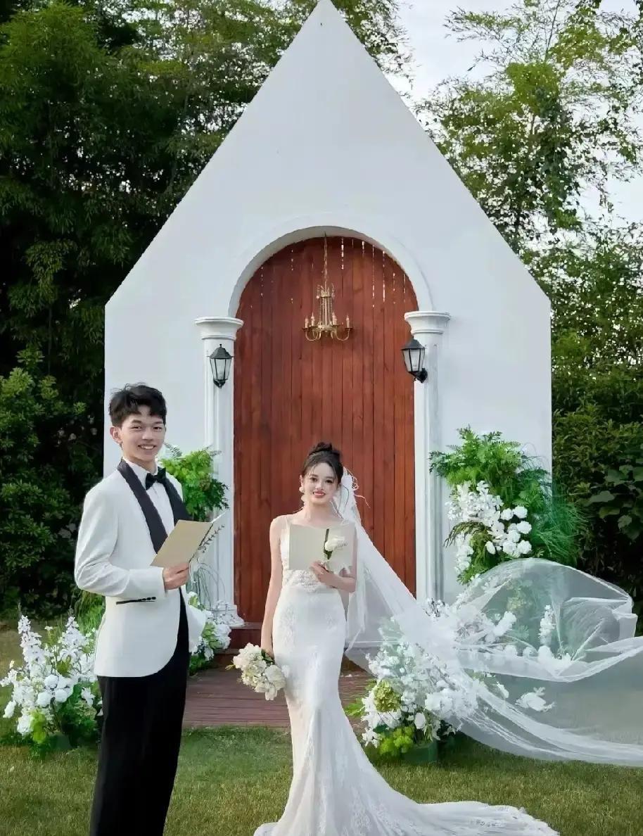 孤儿小伙全程没花家里一分钱，靠自己双手办了一场草坪婚礼，看完整个人破防了。

