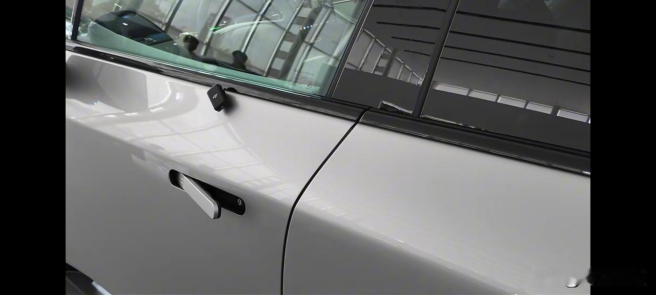 新款小鹏P7+居然还是撬棍门把手，难绷。