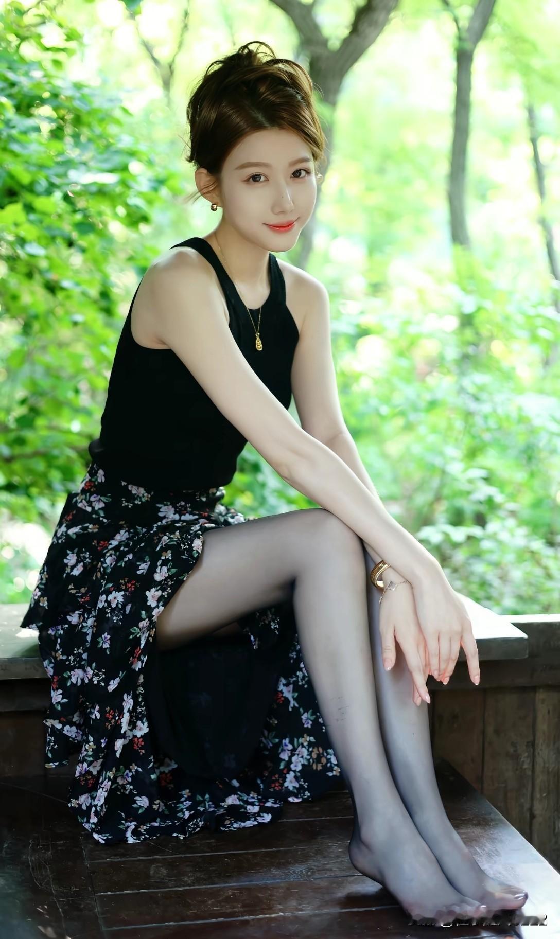 绿野氛围感写真，黑底碎花长裙，轻熟温柔风太戳人[玫瑰][比心]