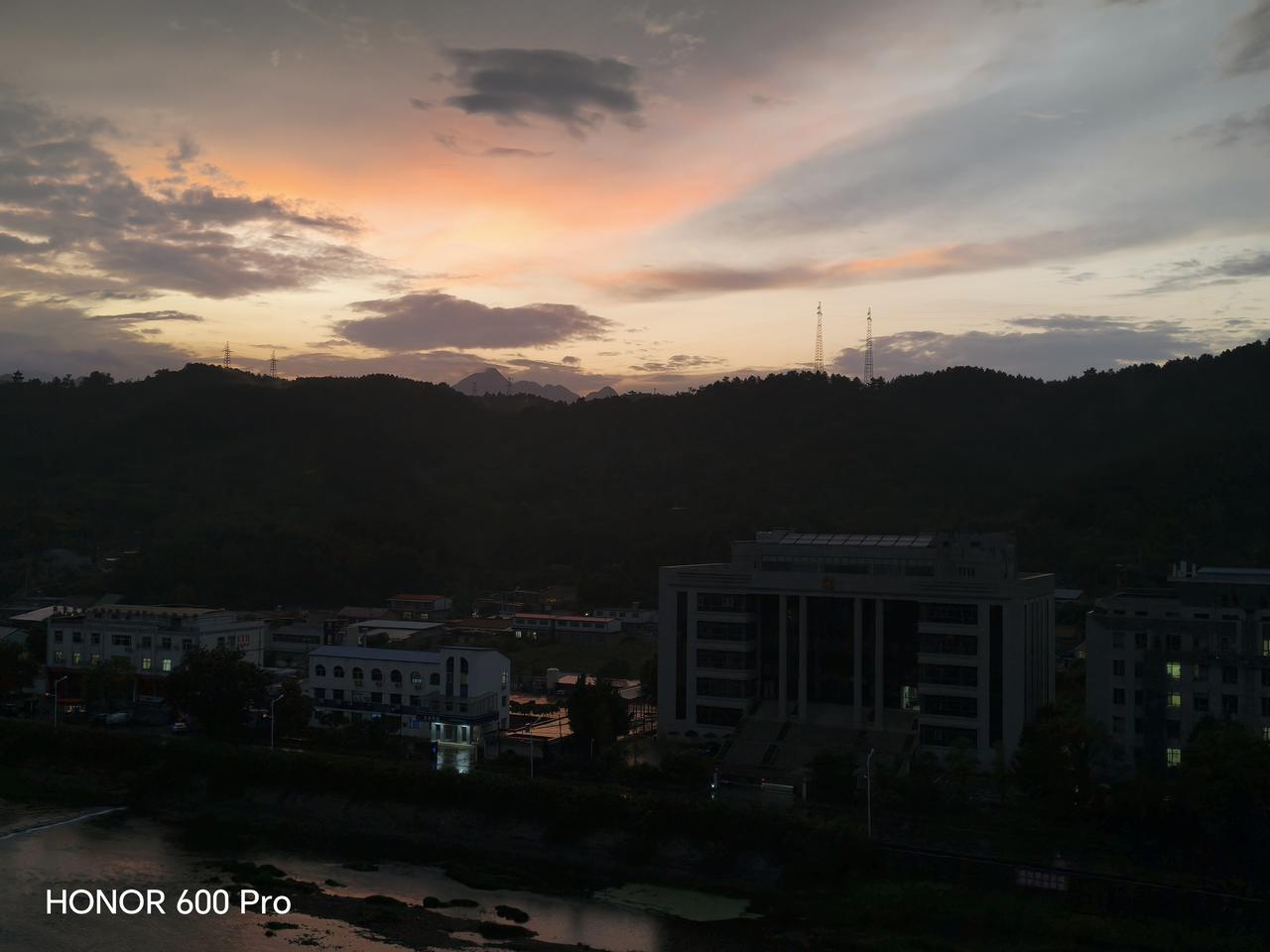 晒图笔记大赛 夜幕即将登场，傍晚的天空成了彩霞的秀场。那片片彩霞，如被打翻的颜料
