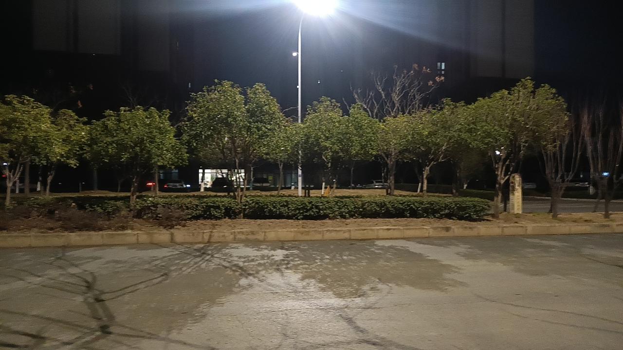 我们不得不承认，AI在艺术创作上的突破令人震惊。它可以模拟大师的笔触，融合不同风