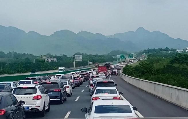 堵在路上，是另外一种形式的旅行。
朋友，你的车开始堵了吗？
