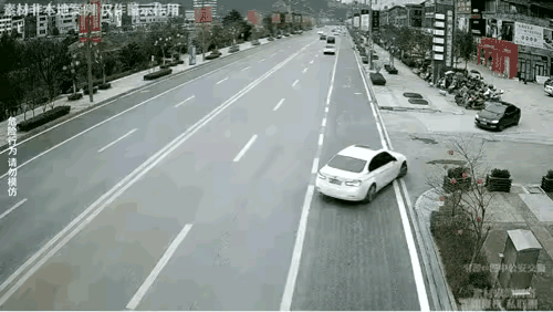 黑车逆向行驶，只能右转就对了，黑车主责！