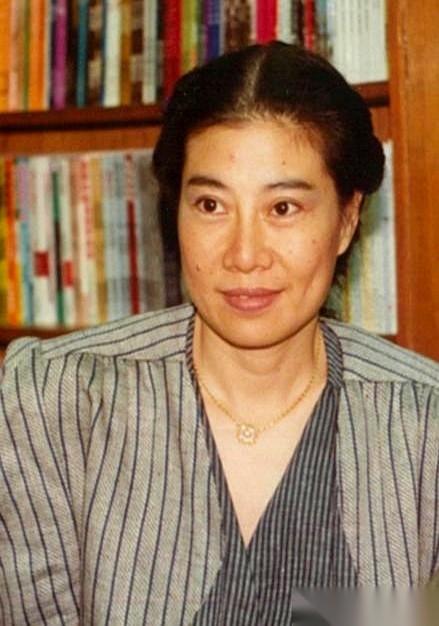 香港女作家亦舒，很多人只记得她那句“我要很多爱，没有就很多钱”。
但没人知道，这
