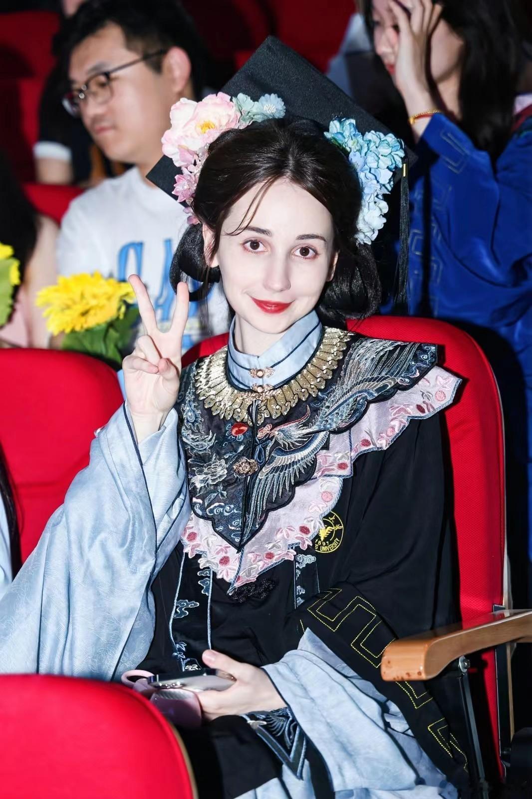 #俄罗斯美女留学生被中国簪花美哭#  能够感受到我们的传统簪花的美学，也是受到了
