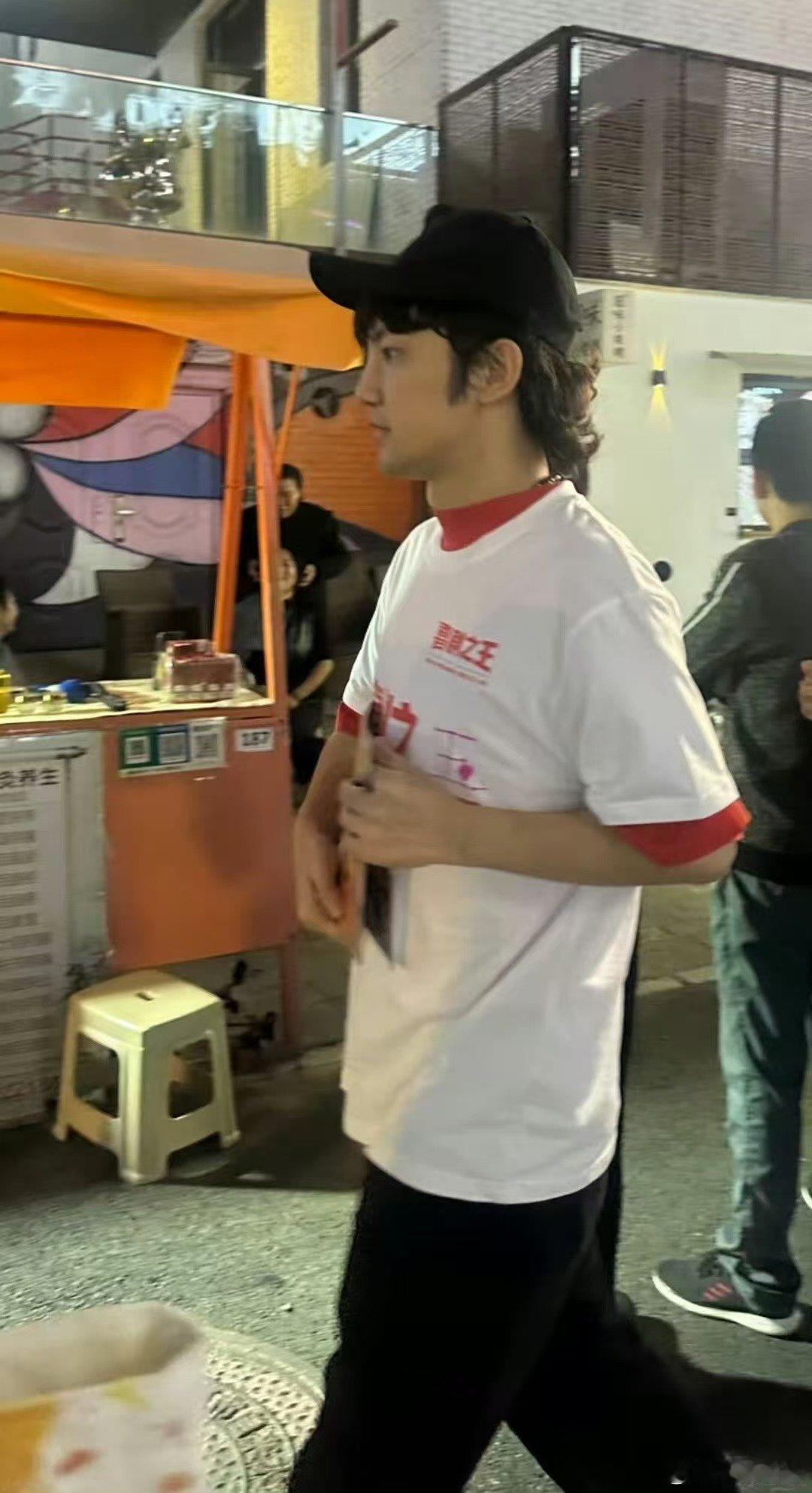 蒋龙宣传喜剧之王蒋龙发传单宣传喜剧之王  蒋龙发传单宣传喜剧之王 ​​​