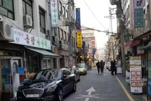 和一个在韩国的朋友聊天，他透露的一个消息让我很震撼。

他说现在首尔街头，中国车
