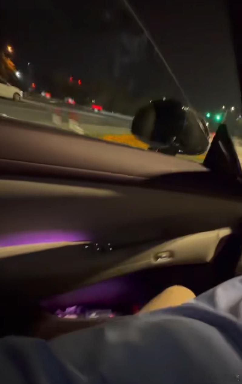 最近刷到了某车型开车时门锁疑似失效，一转弯门自己甩开的。之前也有一些企业比如路虎