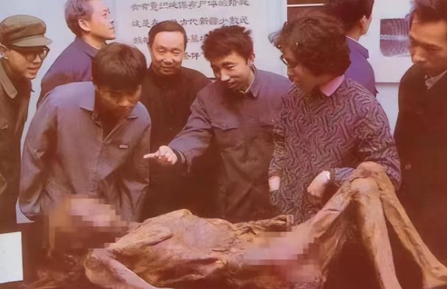 1994年春天，湖北荆门市沙洋县郭店村的田野里，一个平凡的发现揭开了一段尘封已久