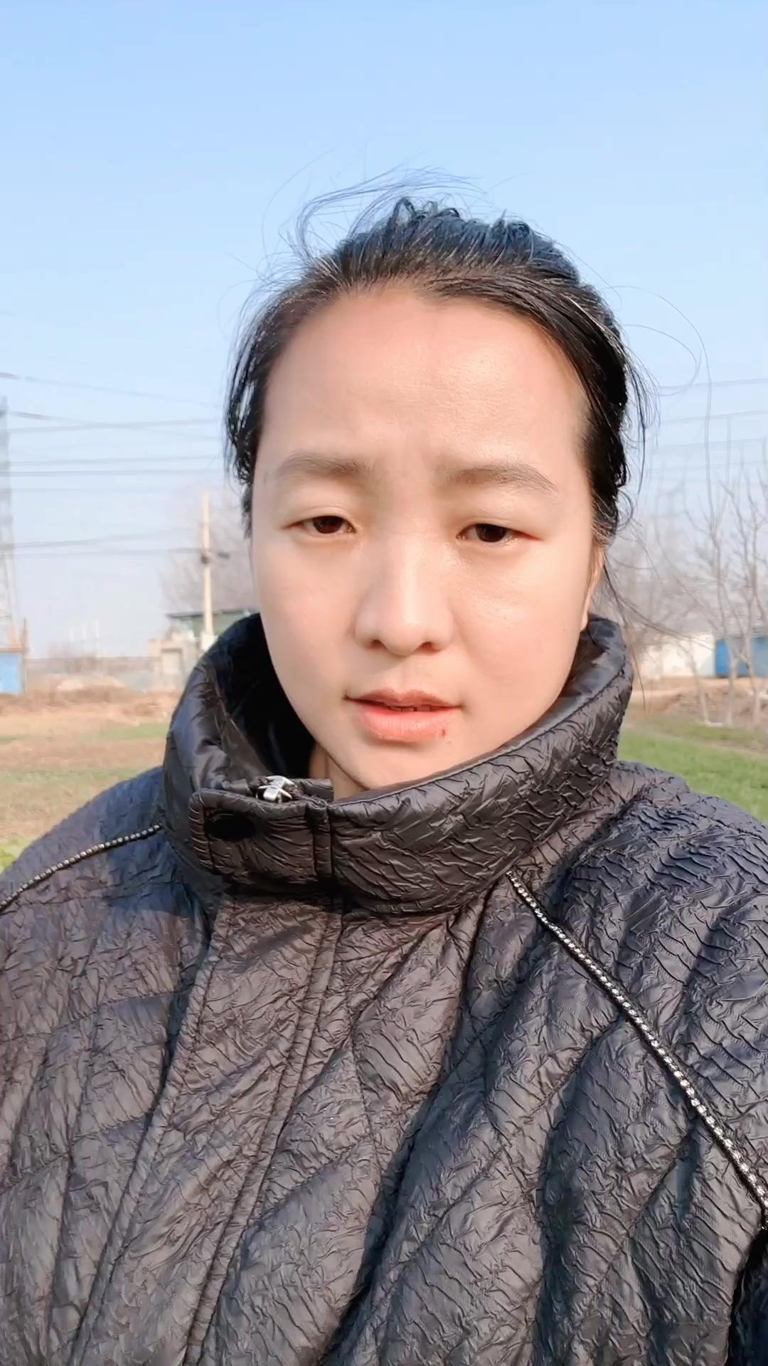 在种菜人眼里草木灰简直是神奇的万能肥，作用可太多了！
种菜前撒一把，能给土壤补充