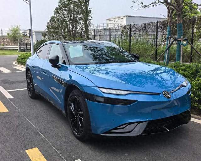 尺寸超小米SU7，搭小鹏P7同款内饰+辅助驾驶，与众09实车现身街头
