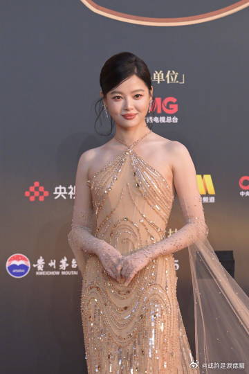 辛芷蕾的肩颈线条辛芷蕾挂脖亮片纱裙 看辛芷蕾穿着这条挂脖亮片纱裙，肩颈线条如此精