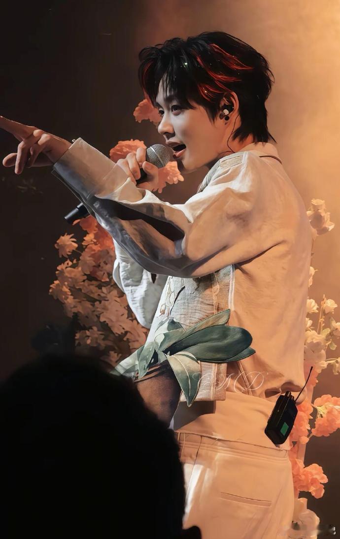 柯淳 瘦了是不是上镜好看一点柯淳瘦了之后上镜效果绝了！清爽又精致，内娱镜头的 “