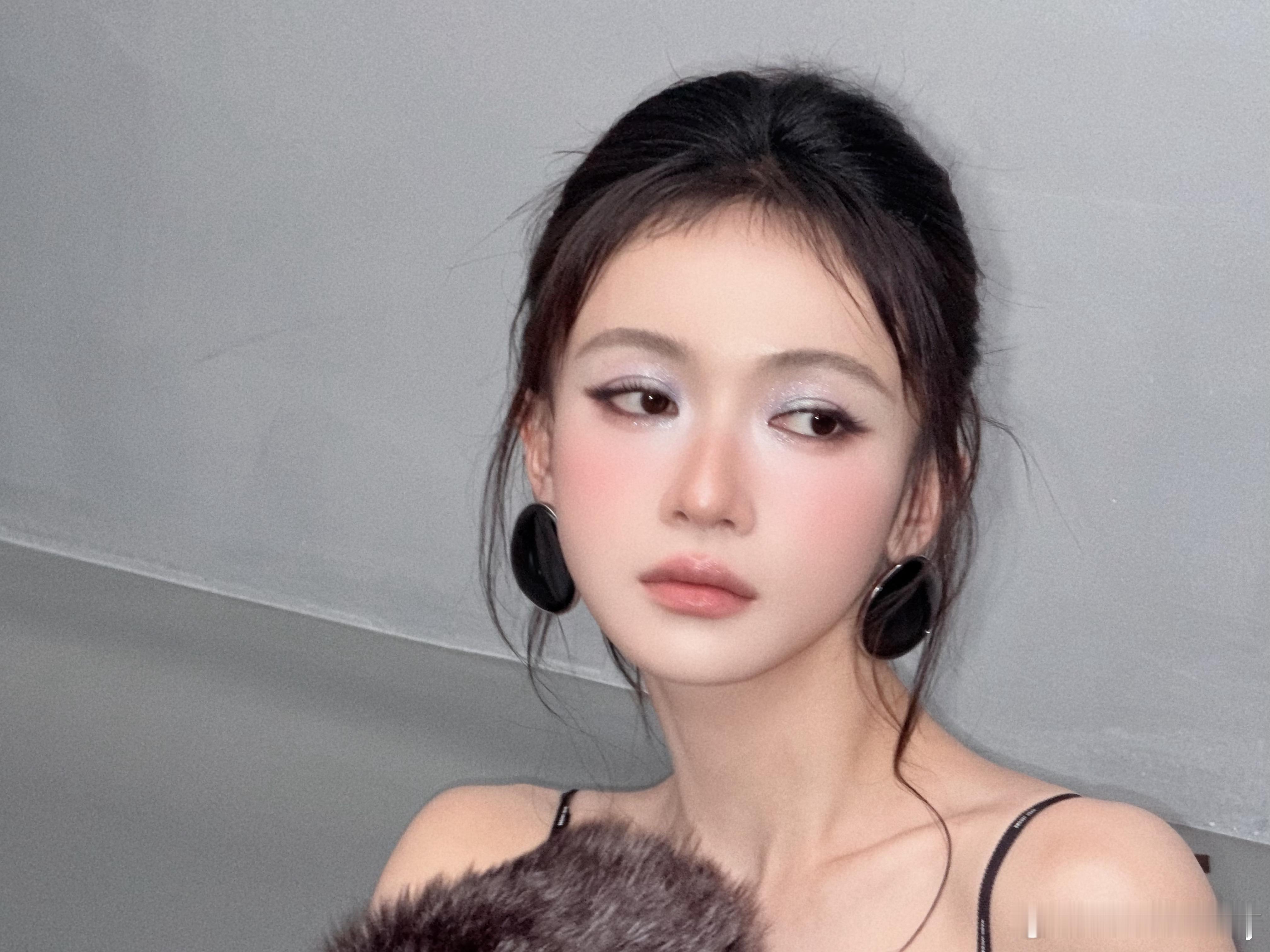 我给吴谨言化的两款千禧感妆容，你们pick哪个✨吴谨言千禧妆夏一秒上妆 💄📷