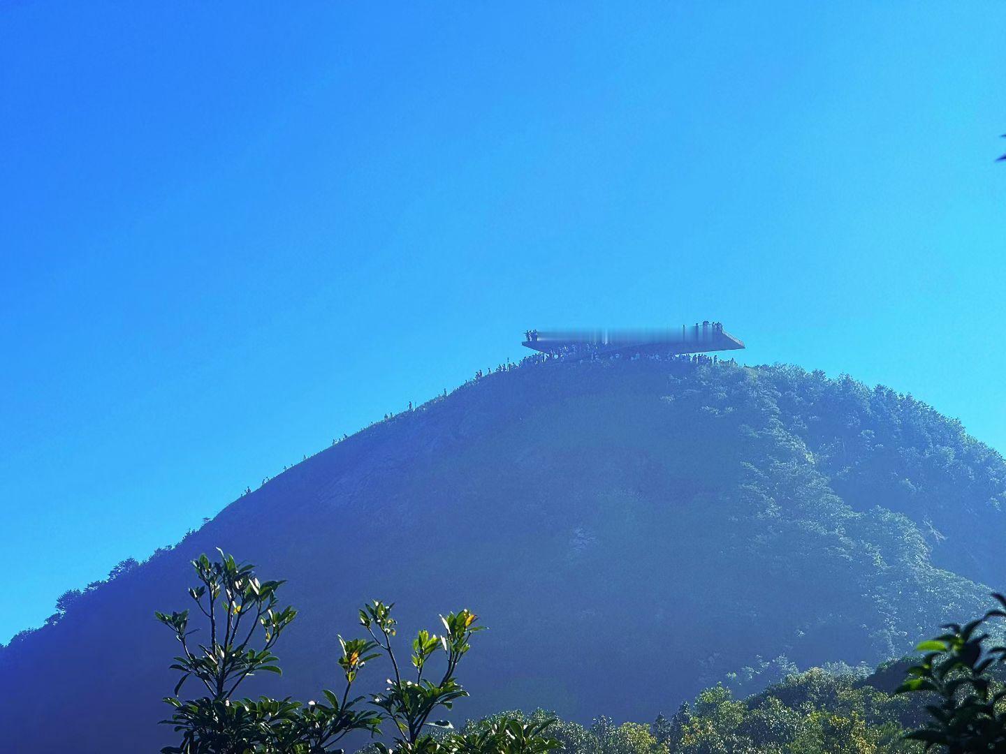 人生就是一次旅途，在灵犀相通的光阴里，让阳光穿透心的海岸低眉浅笑，因为等待，或许