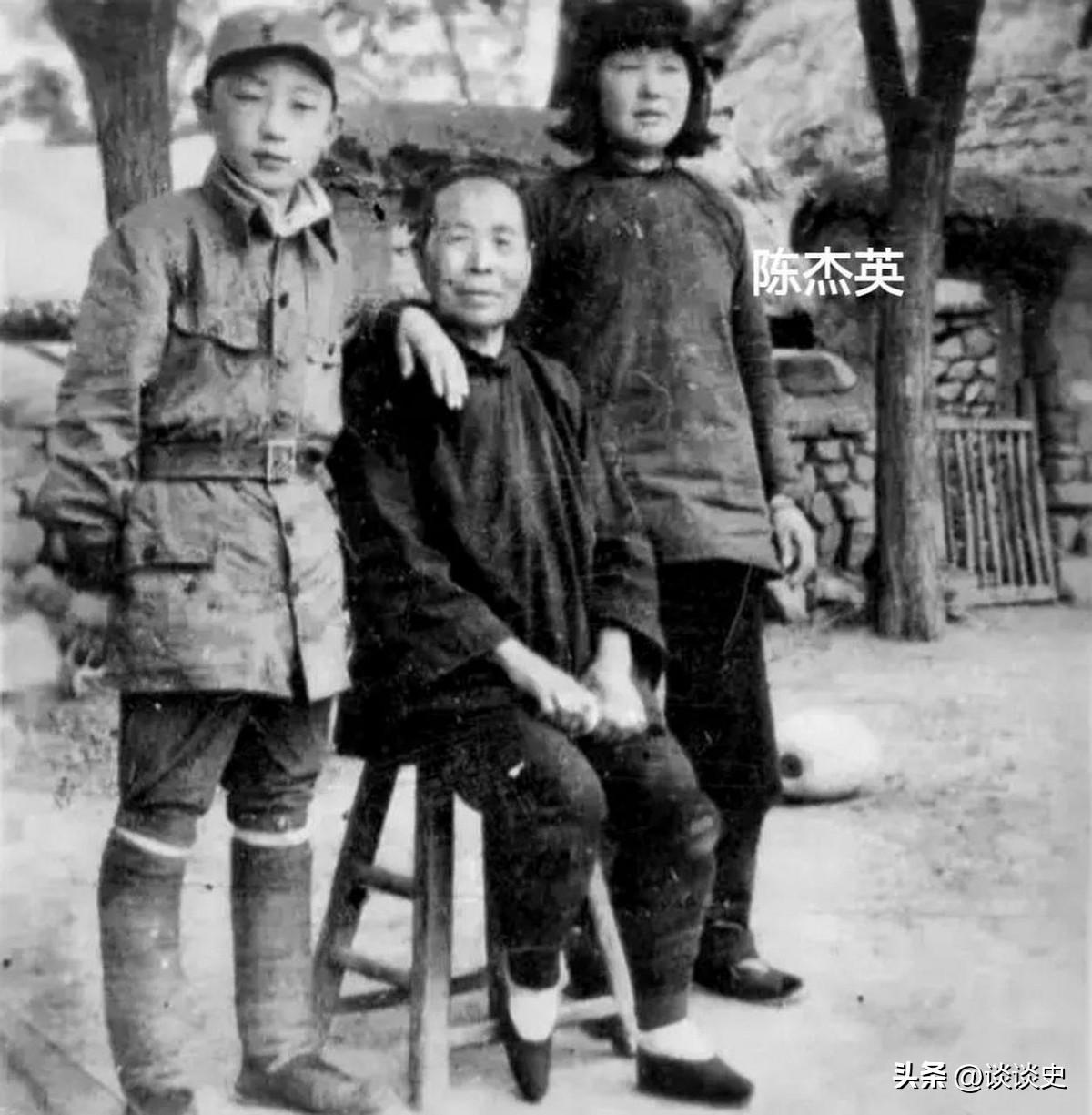 1944年，女侦察员陈杰英被日军活埋，在敌人走后，村民们都围了上来，有人发现泥土
