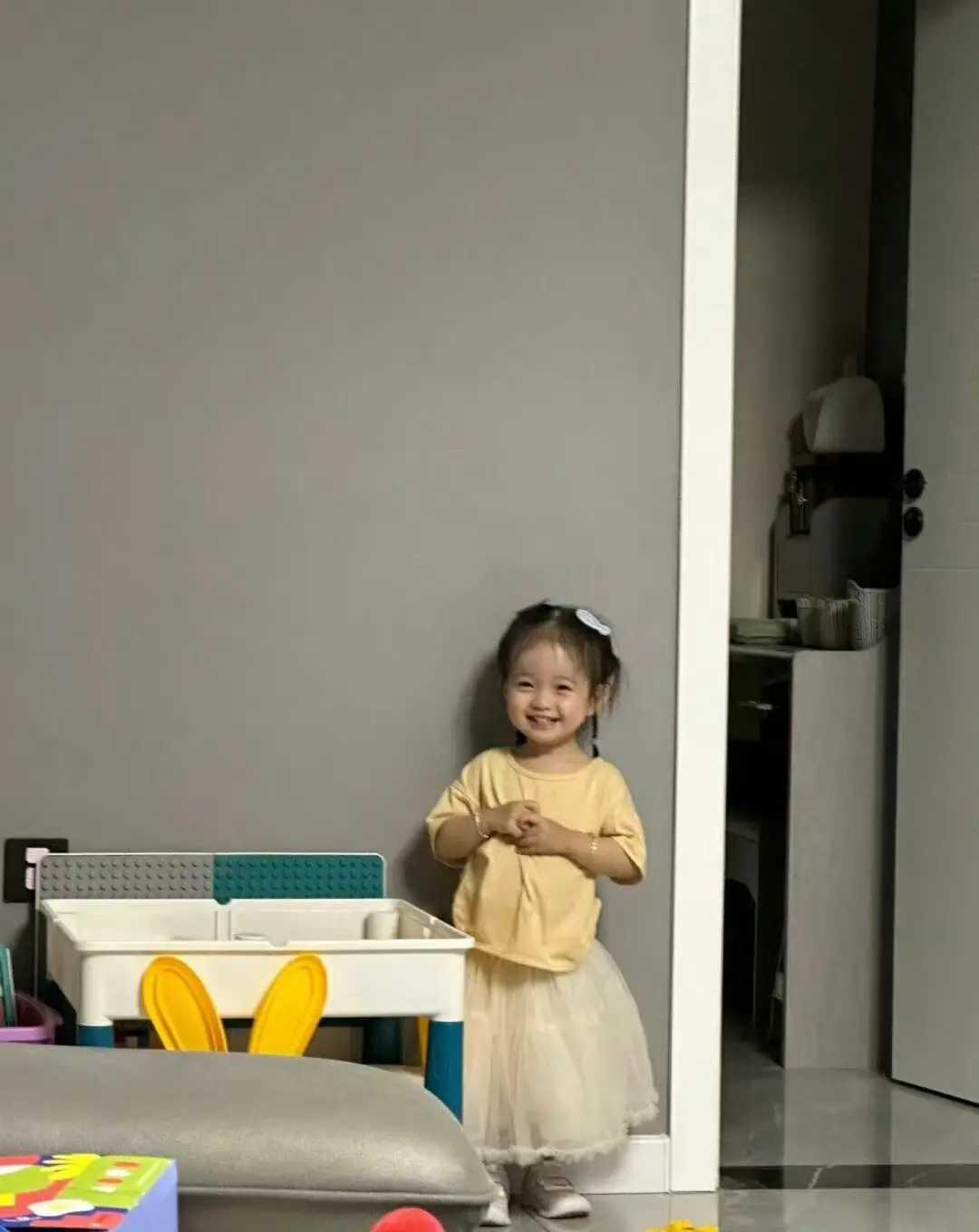 罚站的时候千万不要对她笑 ​​​