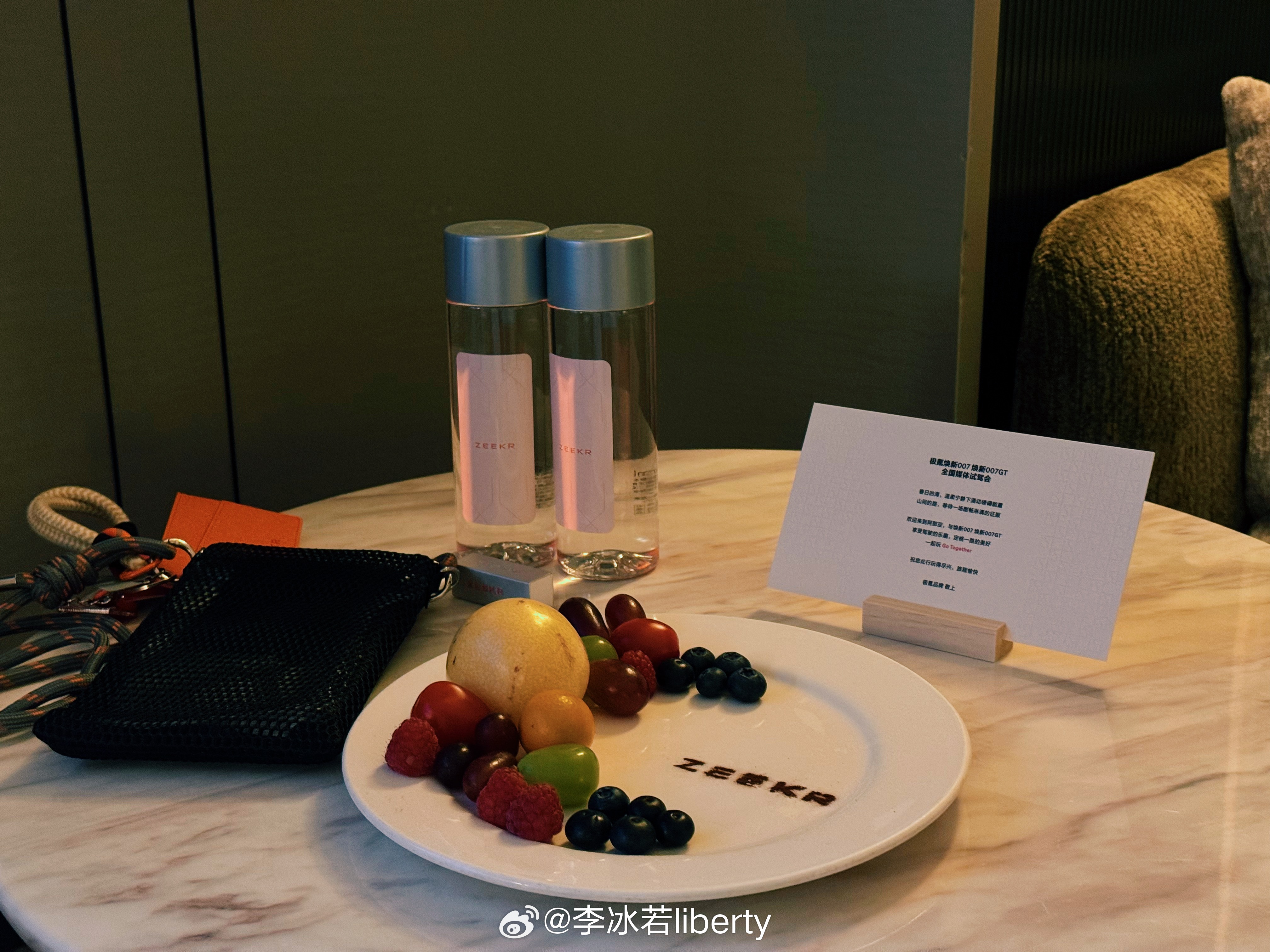 又入住极氪酒店了一进门就是熟悉的橘色氛围听说有最强“7系”明天瞅瞅去极氪