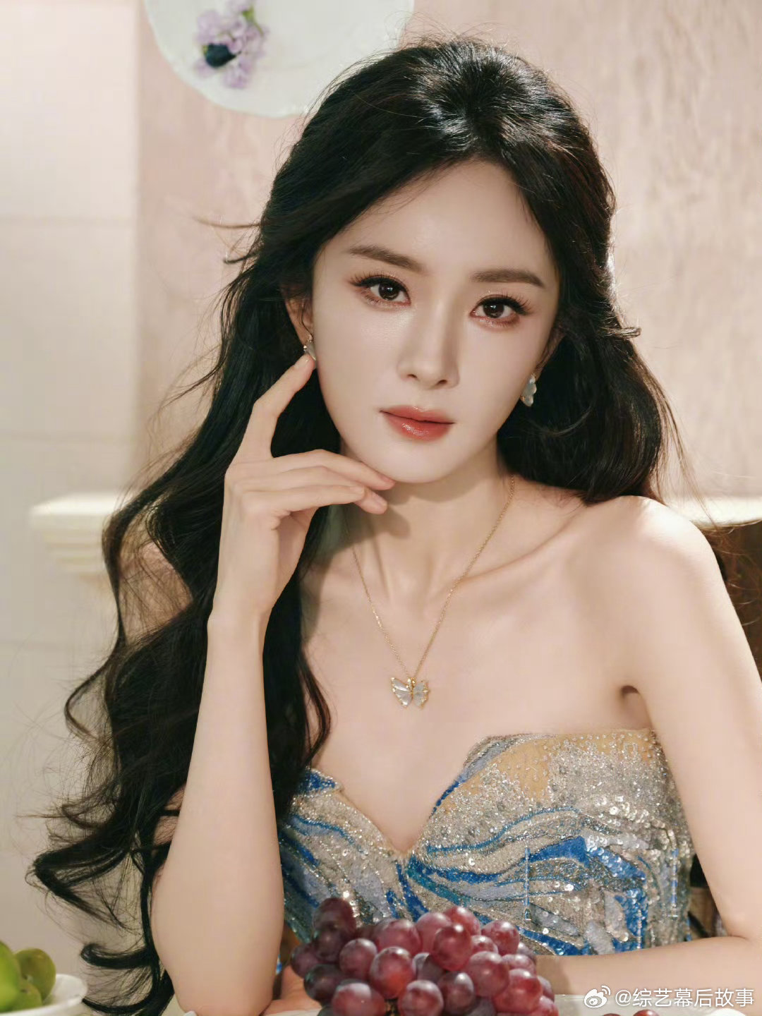 杨幂同时上身两套高定杨幂海蓝高定 幂姐美貌杀疯！两套高定完美诠释，海蓝造型清冷又