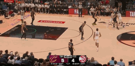 哈登华尔兹舞步戏耍鹰王约翰逊……
骑士对老鹰第一节比赛刚开始1分20秒，哈登右侧