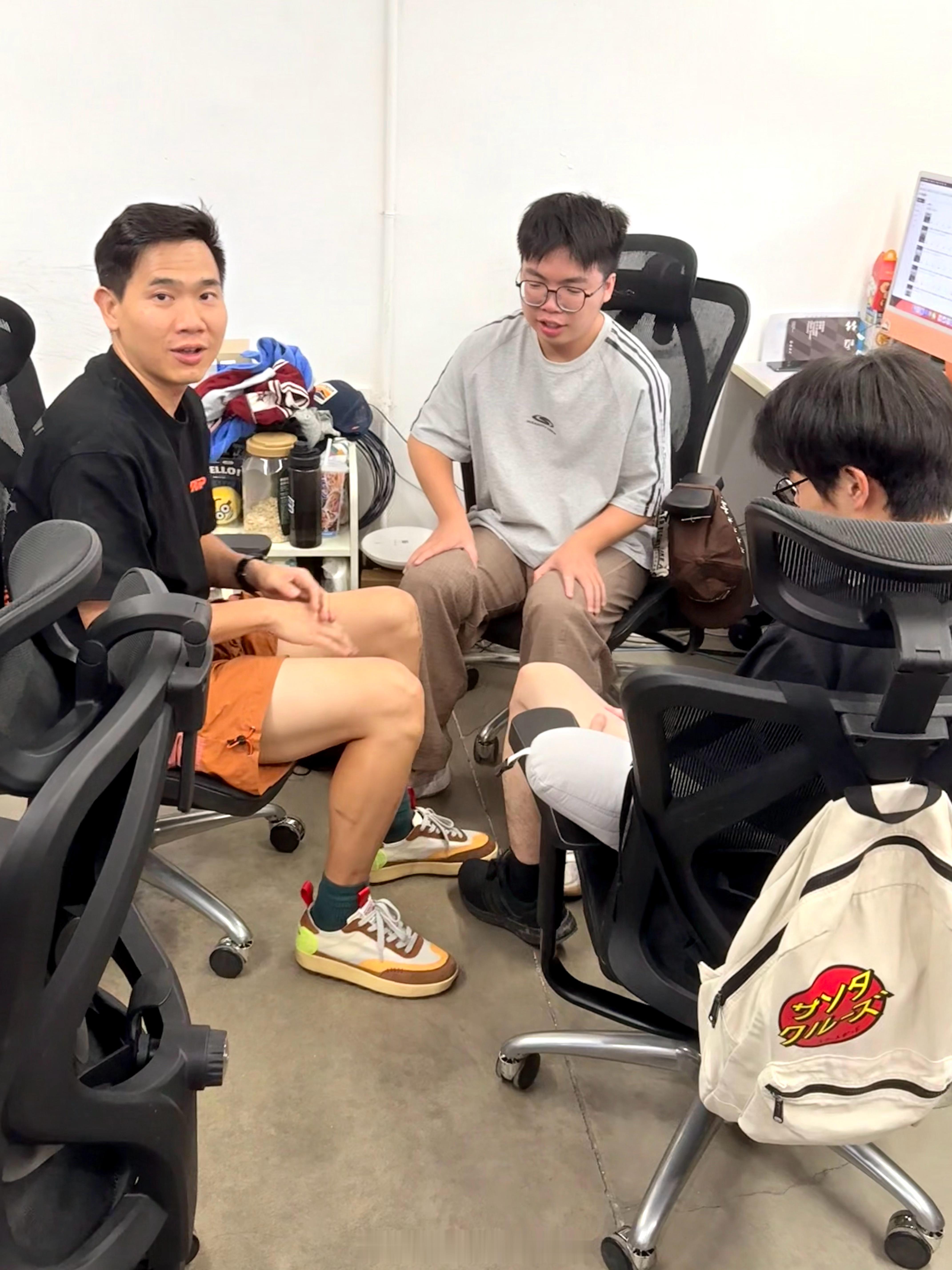 在办公室看到这三位男士在玩腿🦵有人想看视频版吗？​​​
