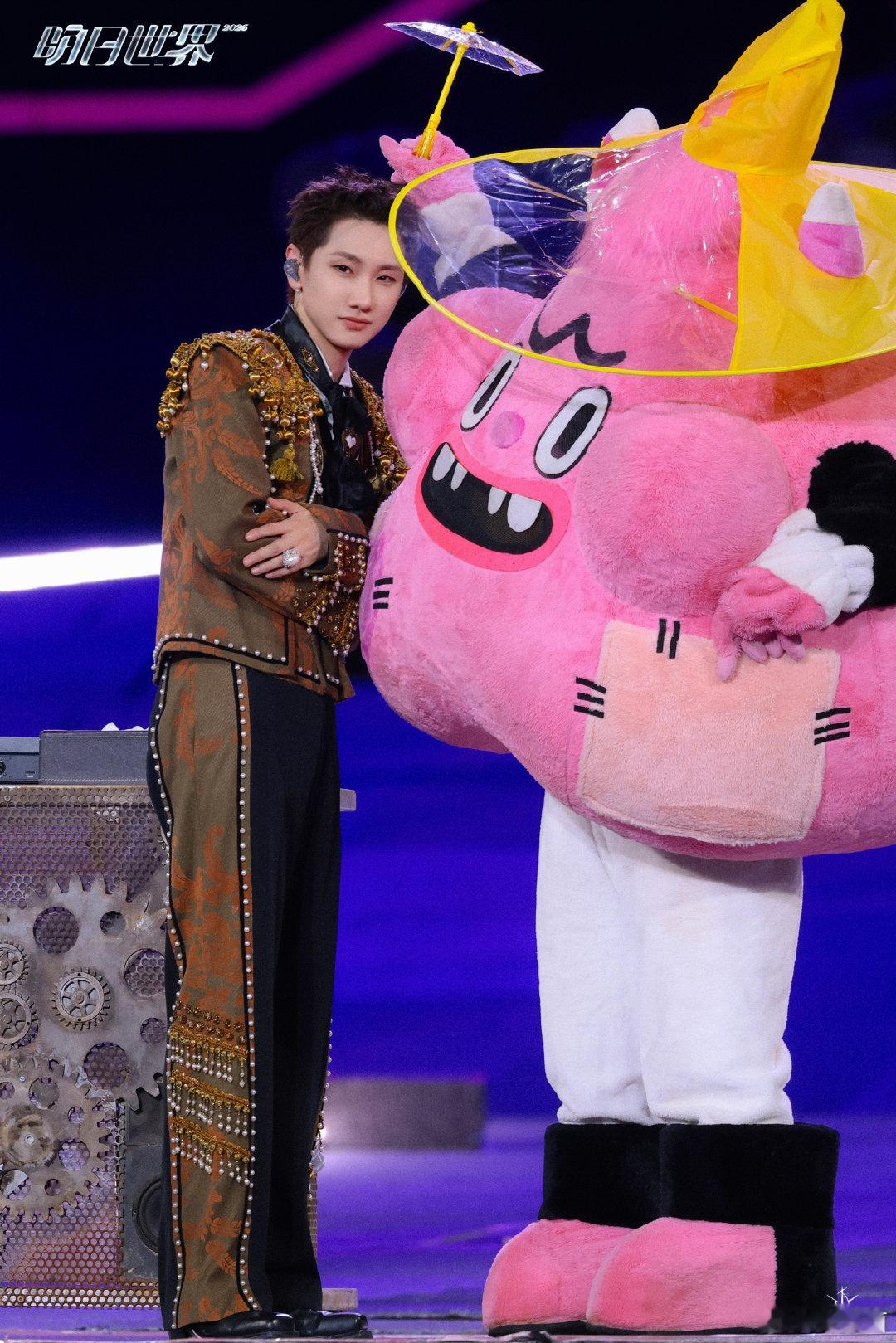 汪苏泷打打自己的嘴巴也太萌了汪苏泷演唱会打自己的嘴巴谁被汪苏泷这波可爱到！舞台上