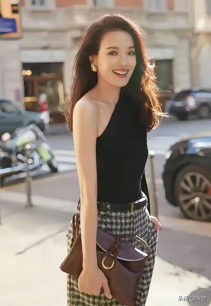 舒淇这状态，真的绝绝子！
49岁的她，早已不需要靠作品刷存在感。从三大电影节评委