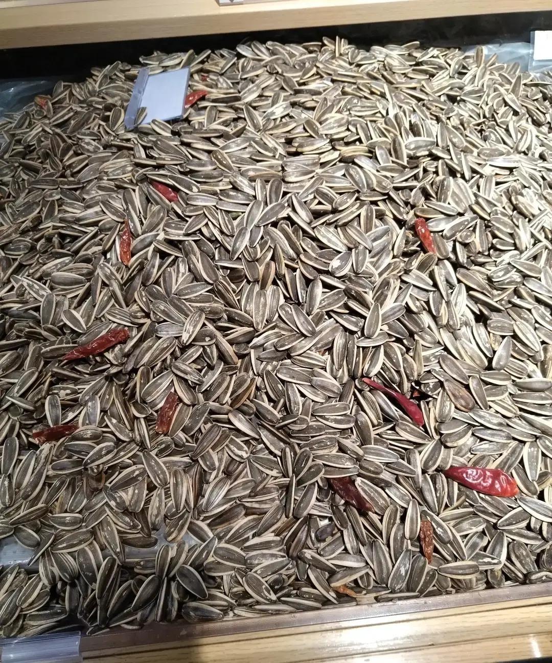 远嫁儿媳做饭晚10分钟被公公扇耳光，丈夫全程低头刷手机。
女子哭着给娘家打电话，