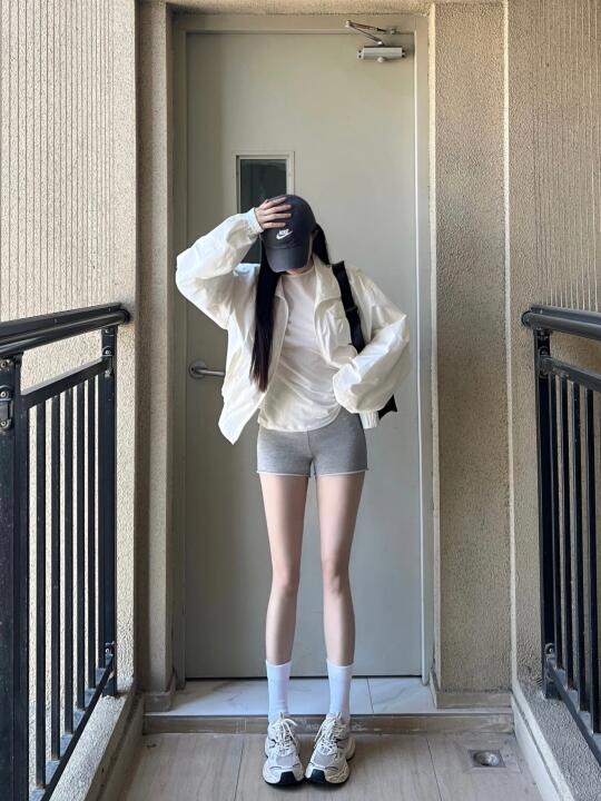 户外休闲组！白色外套➕灰色短裤！