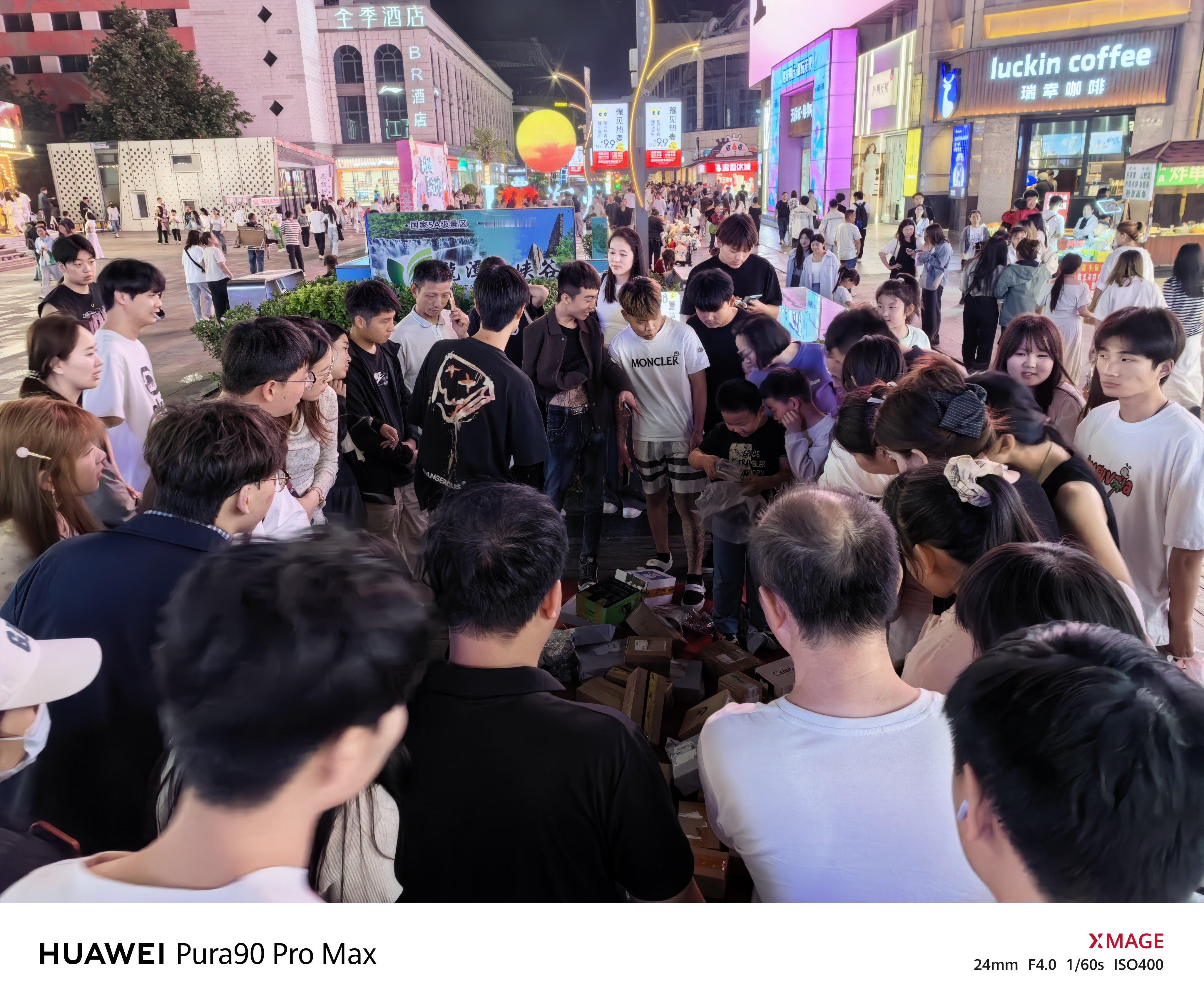 走在大街上看到一群人围在一个摊前，走近一看，卧槽，快递盲盒，这玩意儿也能卖吗？