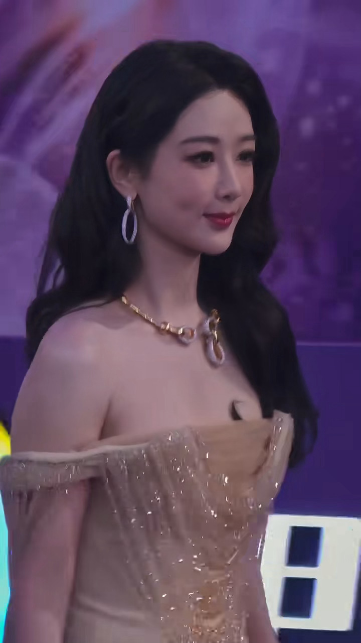 今天的杨紫是温婉女神，完全大花气质百花奖红毯百花奖造型出图