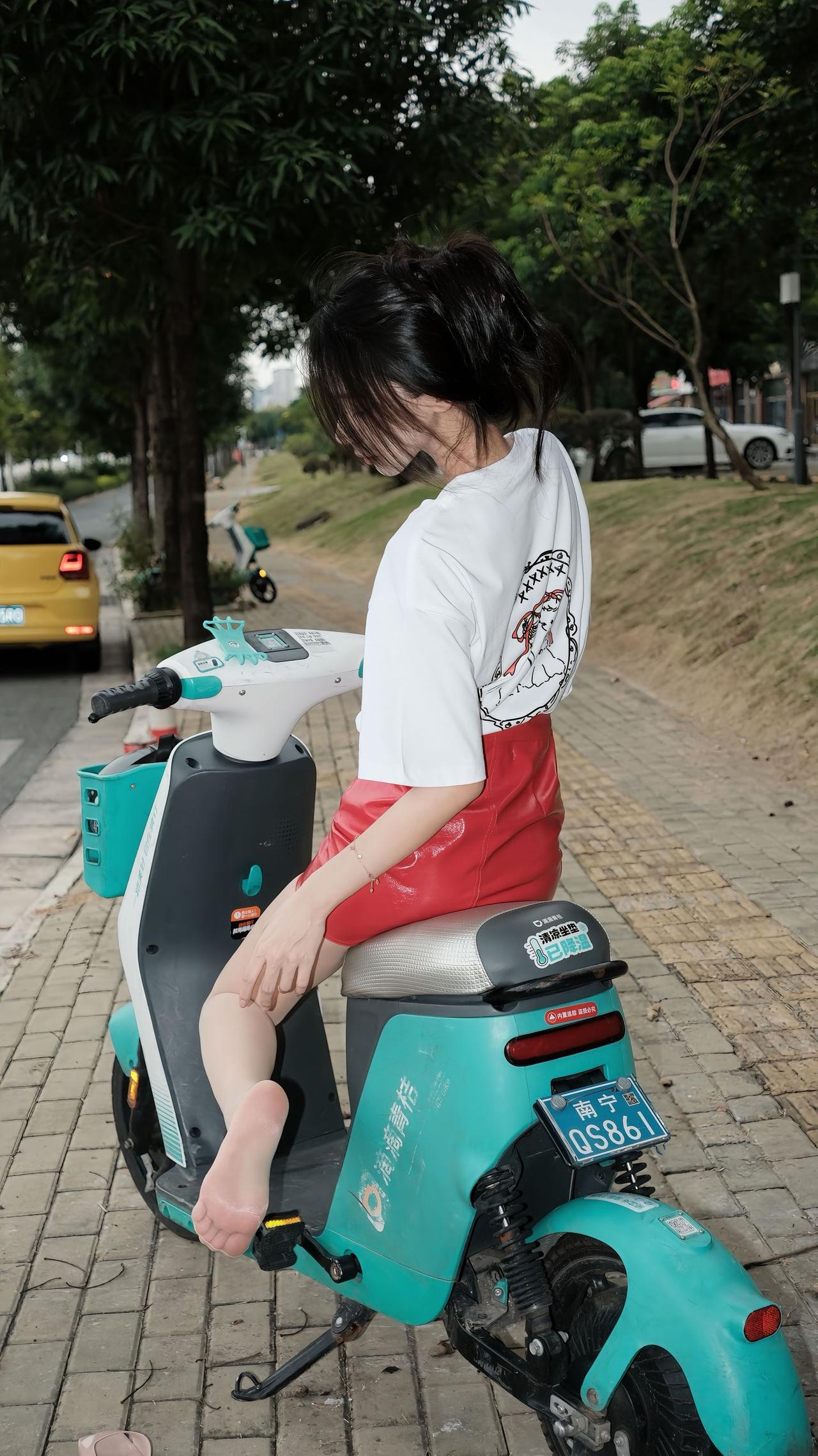 你几点下班 我骑电瓶车接你