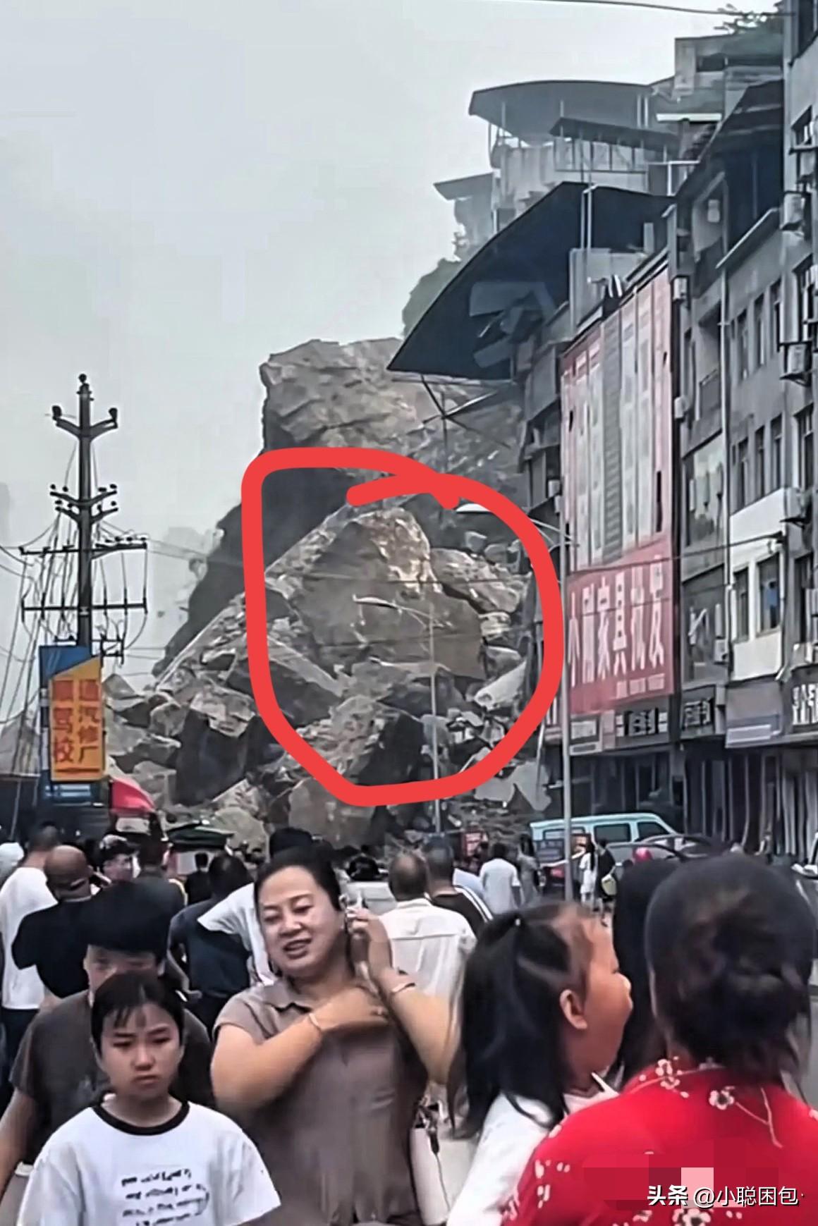 太惨了，救援都不好救，全是大石头，挖机这些也不知道能不能挖的动。吊机能不能吊的起