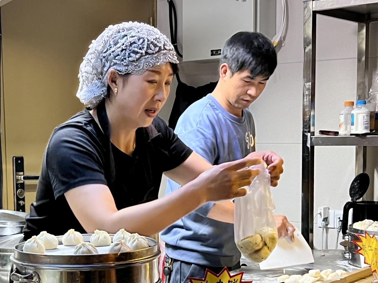 十几家驻京办把＂厨房＂搬到了前门商业街，吊足了游人的胃口，几乎家家排长队，排队最