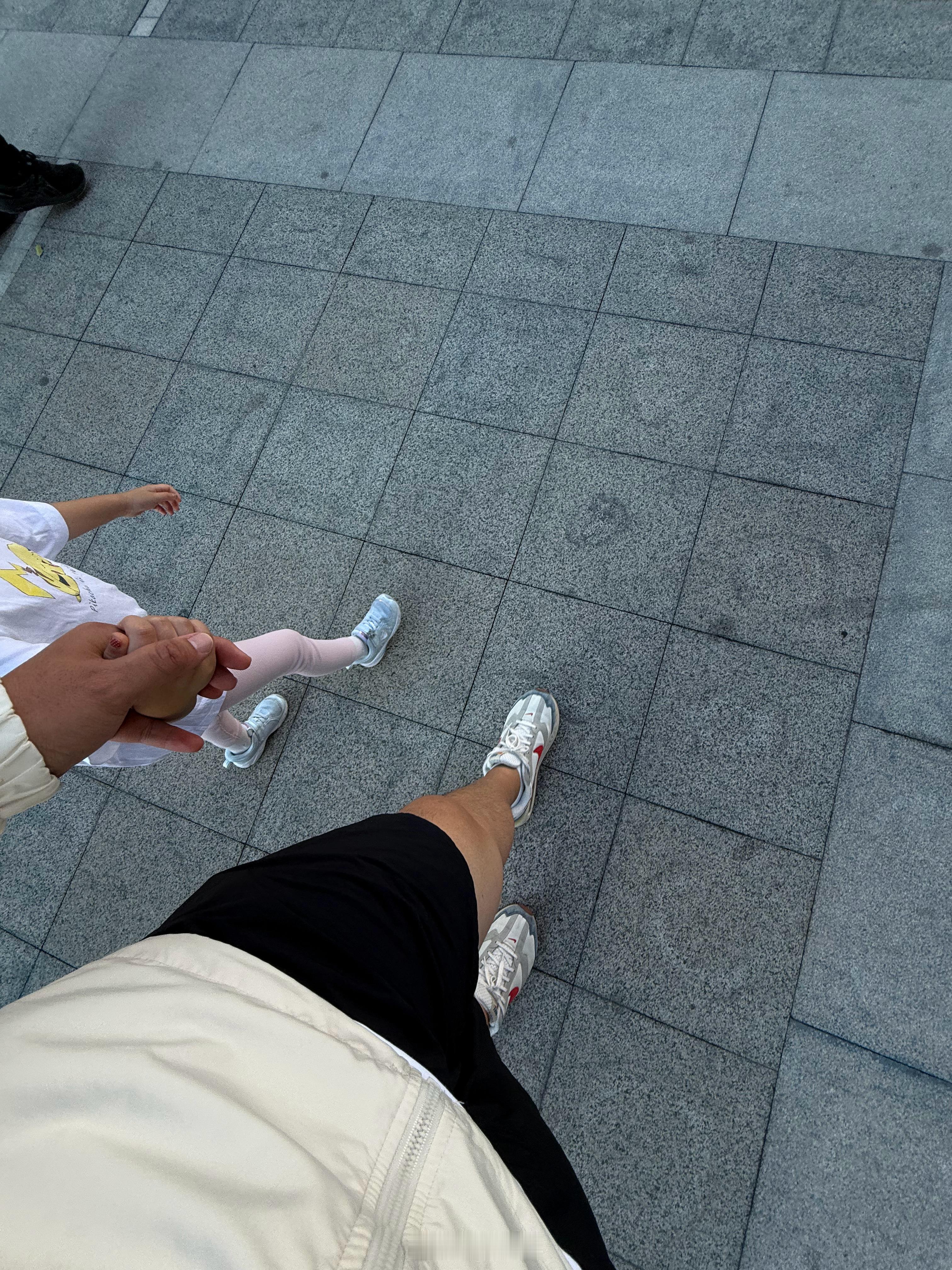 难得不出差，开心送恩姐上幼儿园恩恩来了 ​​​