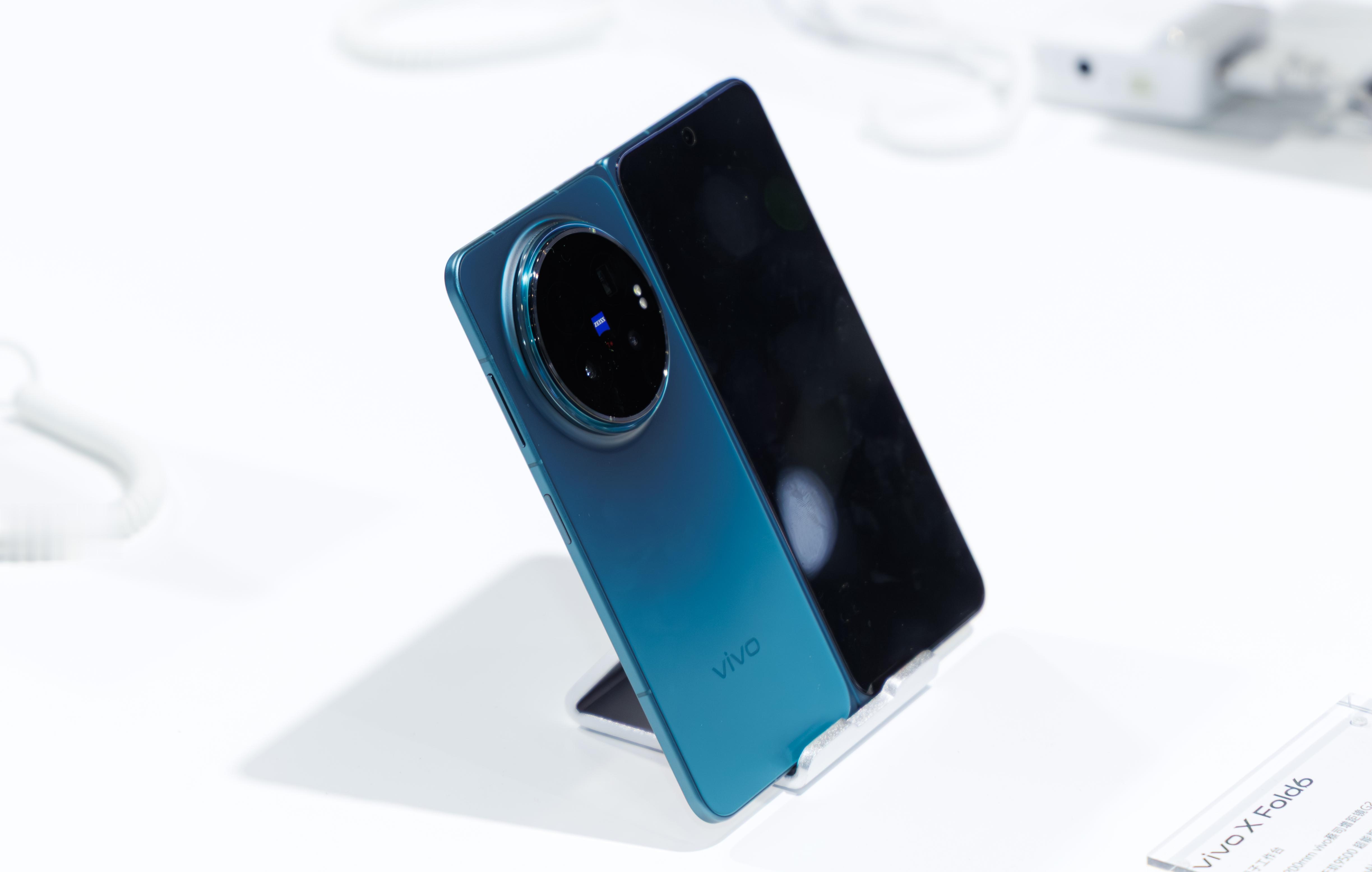 MWC26上海开幕，vivo X Fold6先锋用户在展台演示原子工作台组合重构