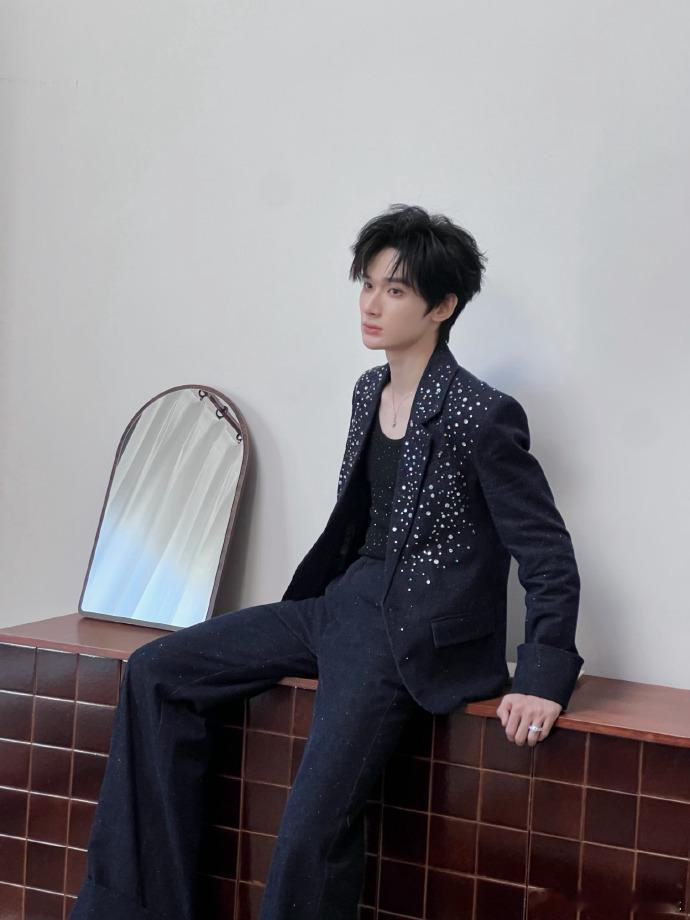 余宇涵穿大人衣服模仿大人样子 刷到他说这句话的截图，瞬间保存！18岁的成长感悟太