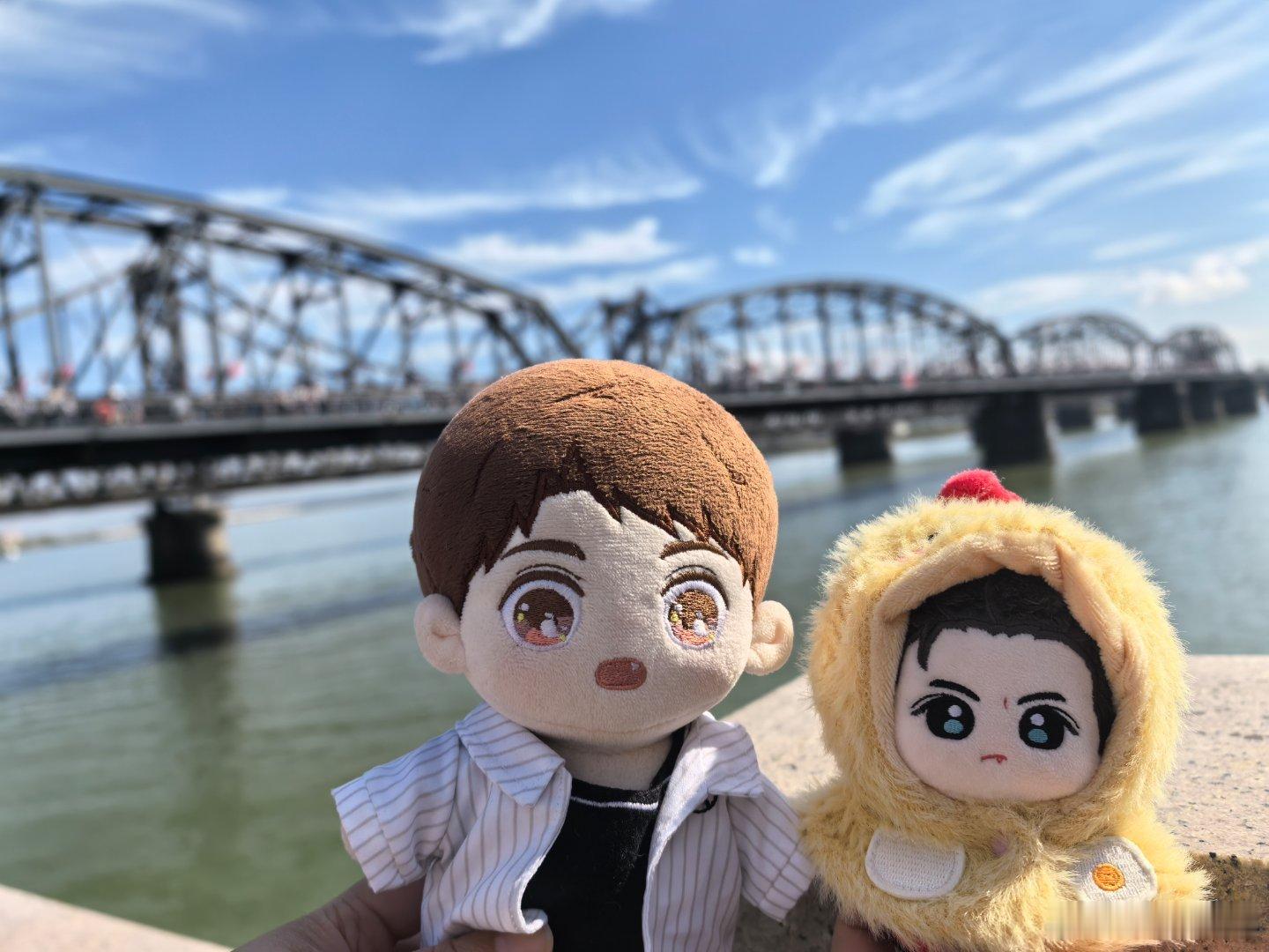 黄小鱼和黄小驰国庆游辽宁黄景瑜丹东文旅形象大使 断桥之上。 ​​​
