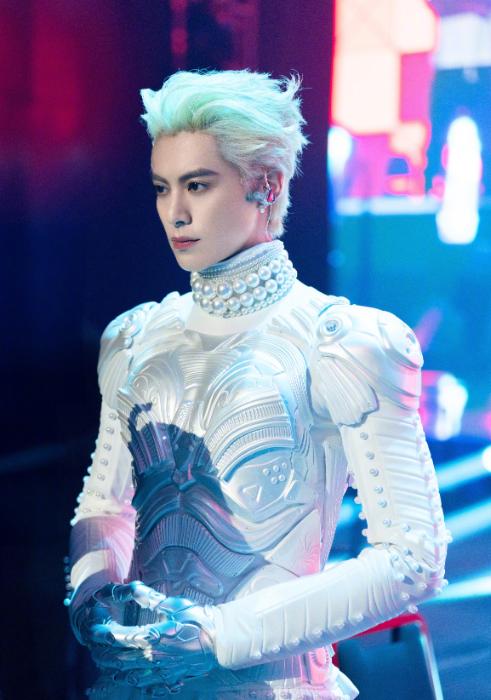 王鹤棣今日在澳门开个唱，一头发白的机甲战士造型超炫酷。头发梳上去后立体的五官更加