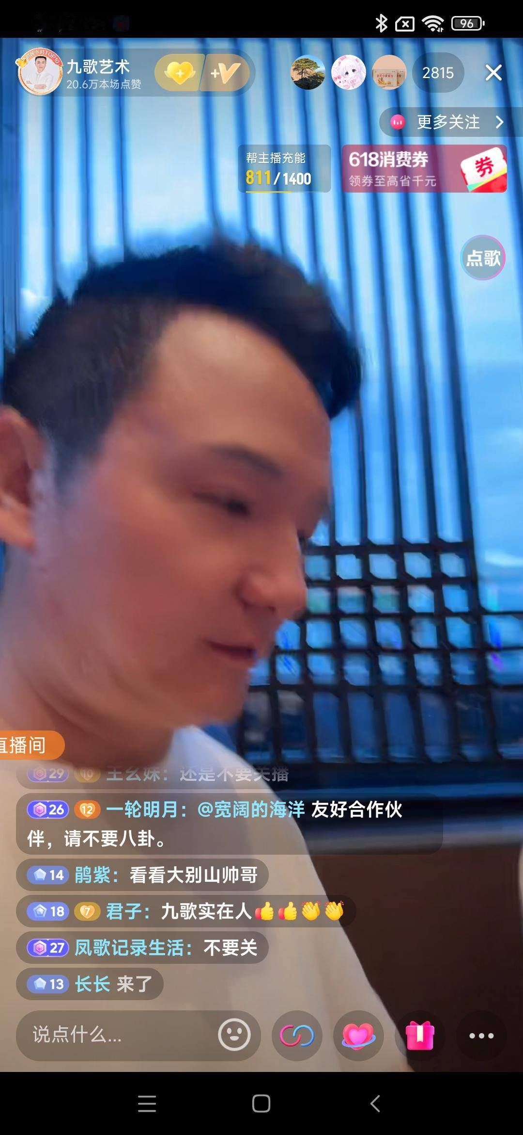 九哥小虎牙到达了金寨，和大别山哥一起共进晚餐，气氛轻松又愉悦。
餐桌上摆满美食，
