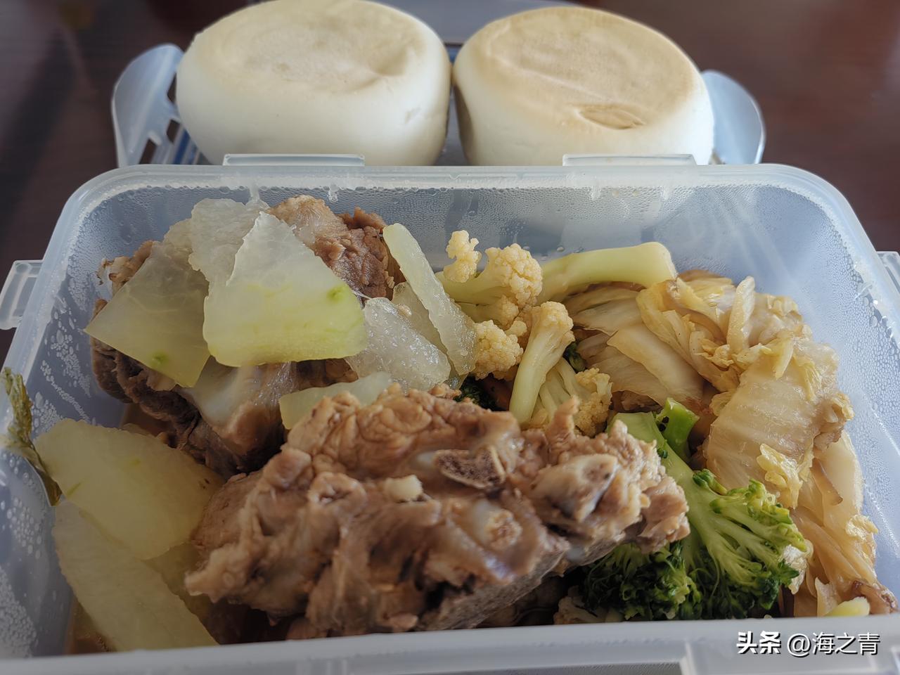晒晒你们的工作餐吧今天的工作午餐，两块排骨炖冬瓜，白菜炖粉条，炒菜花，两素一荤。