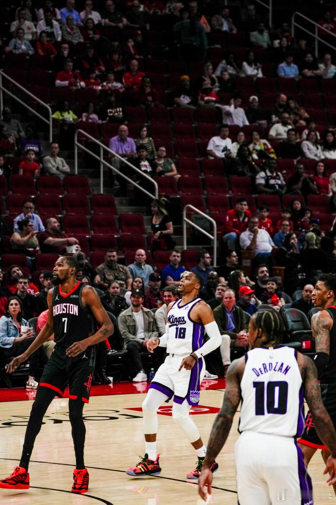 兵不血刃！火箭战胜国王 面对极限俯冲的国王，火箭没让悬念延续的太久，早早就确立了